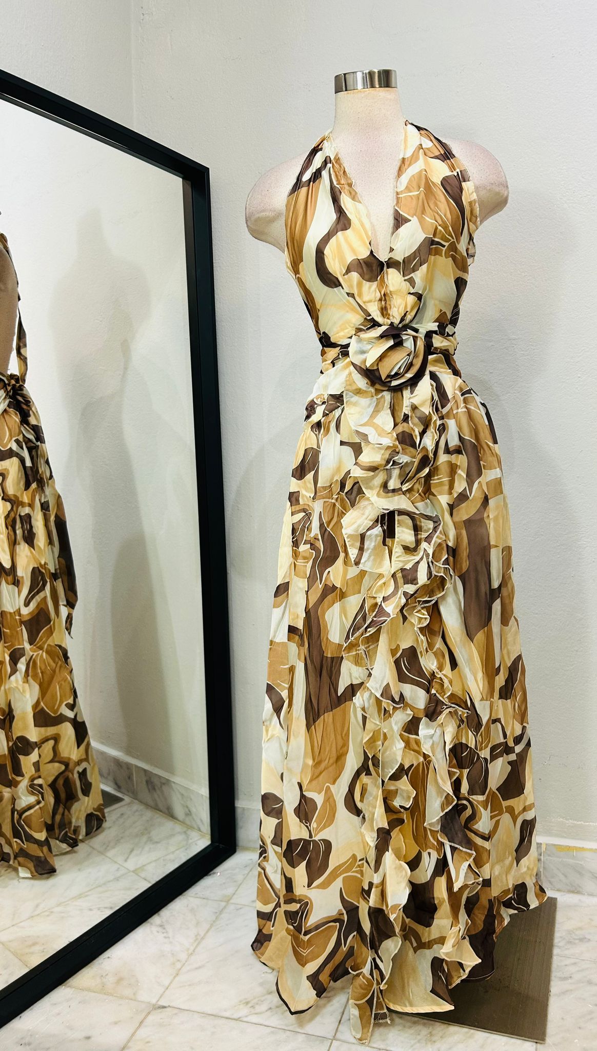 Vestido Largo Floral Dorado - Escote Halter Elegante