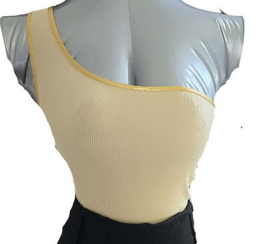 Top Asimétrico “Dual Luxe” – Elegancia en Contraste