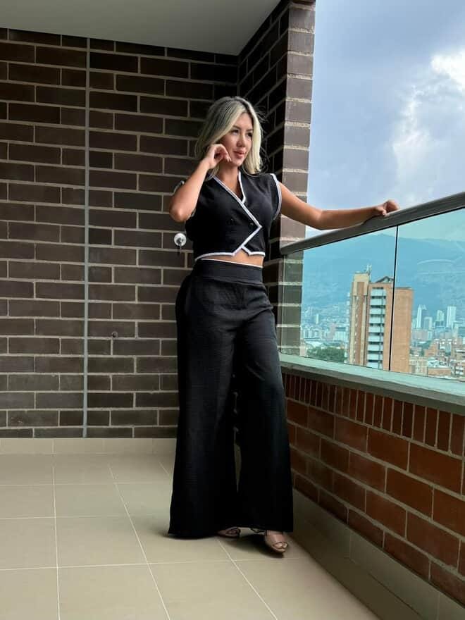 Set Clásico de Elegancia Atemporal – Top y Pantalón Palazzo en Negro con Detalle Blanco