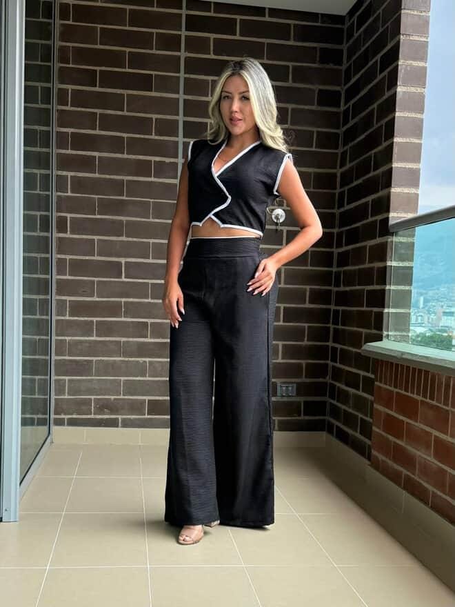 Set Clásico de Elegancia Atemporal – Top y Pantalón Palazzo en Negro con Detalle Blanco