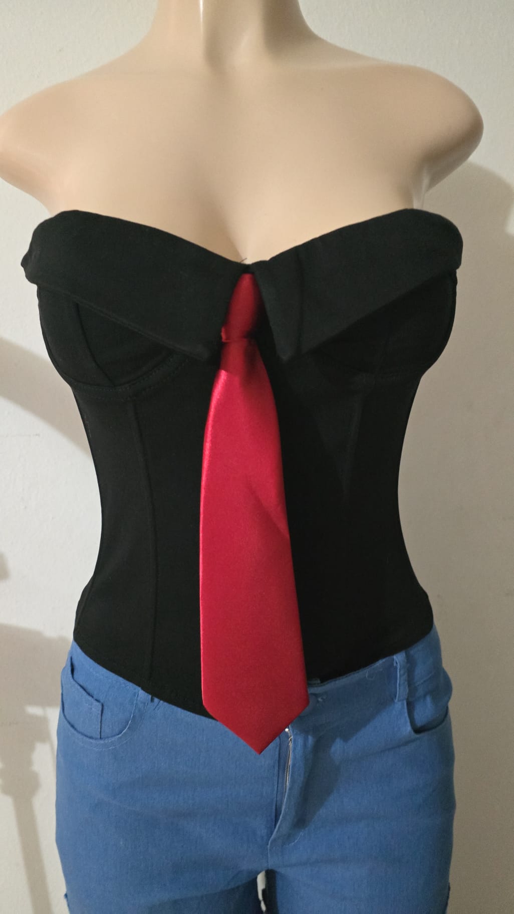 Top Corset Negro con corbata roja