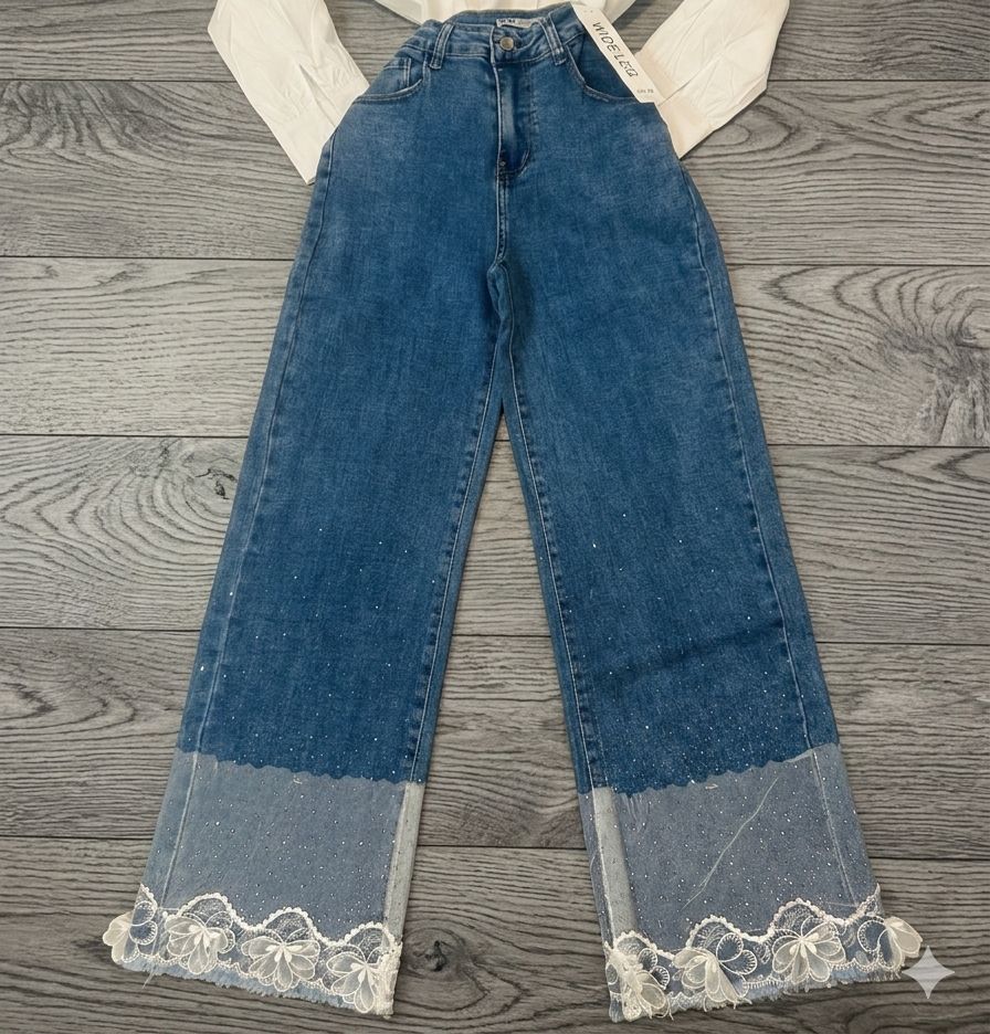 Jean con Detalles de Brillo y Encaje en Ruedo