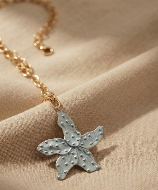 Collar estrella de mar azul con cadena dorada