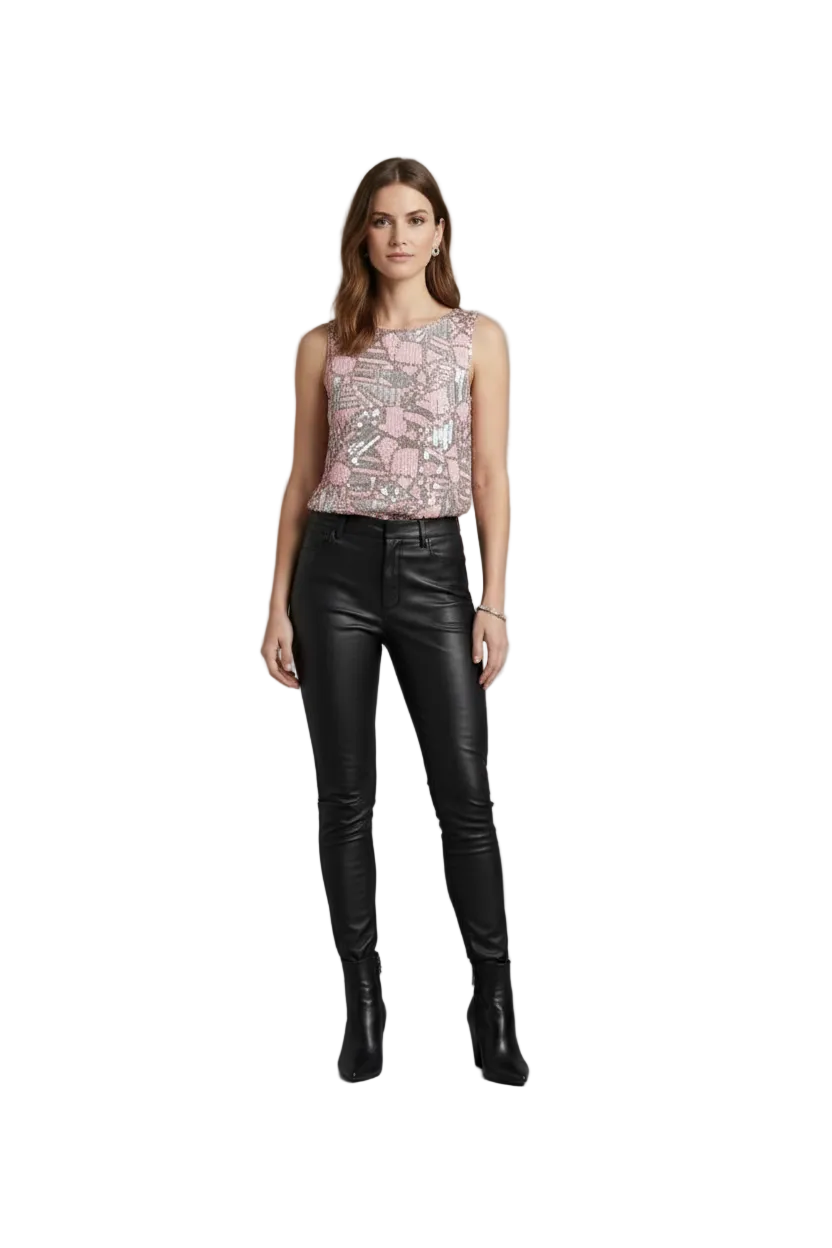Modelo con Blusa Lentejuela Rosa Geométrica Elpis