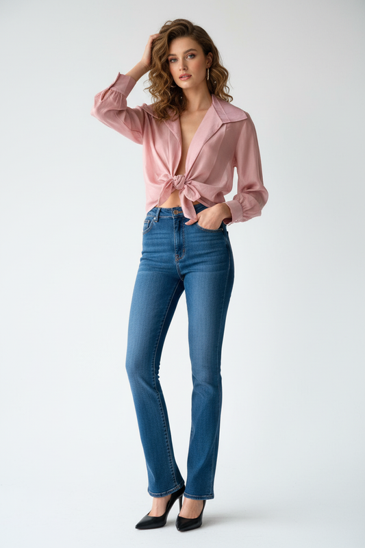 Modelo con Camisa Italiana y Jeans