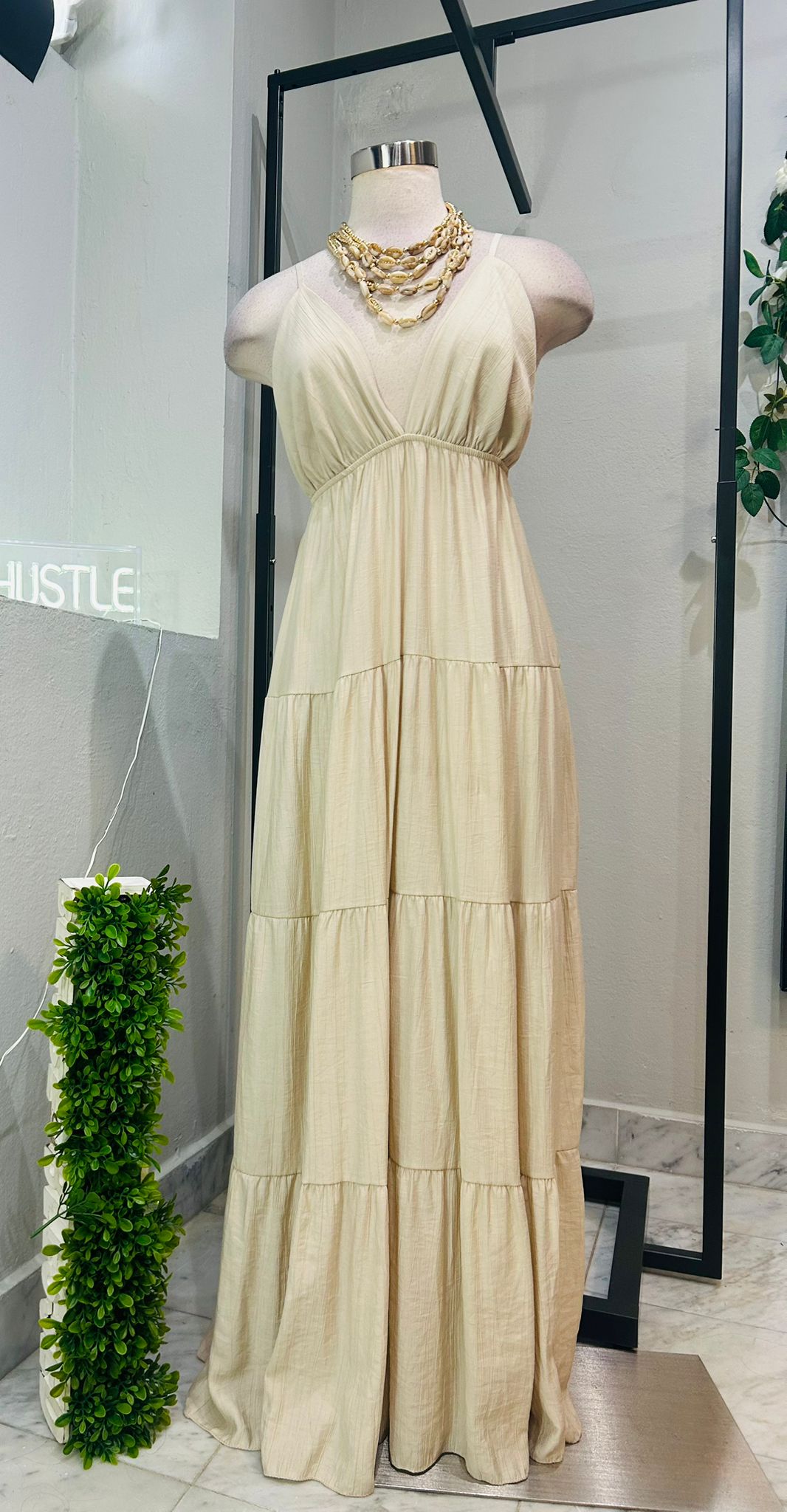 Vestido Maxi Beige Escote V - Elegante y Versátil
