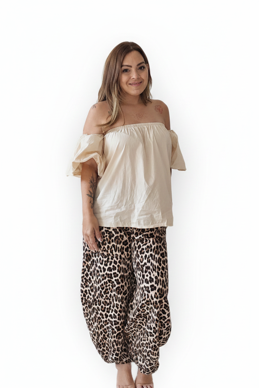 Top Off-Shoulder con Pantalón Animal Print - Sin Emojis