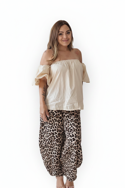 Top Off-Shoulder con Pantalón Animal Print - Sin Emojis